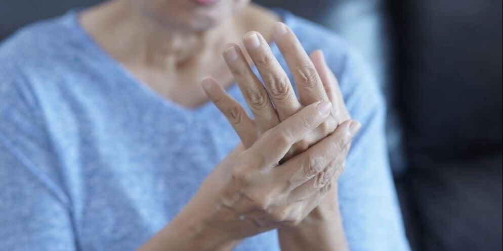La osteoartritis se manifiesta como espasmos musculares, hinchazón leve y dolor en las articulaciones de los dedos.