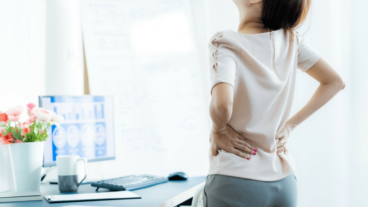 La osteocondrosis de la columna lumbar se acompaña de dolor y malestar en la región lumbar.