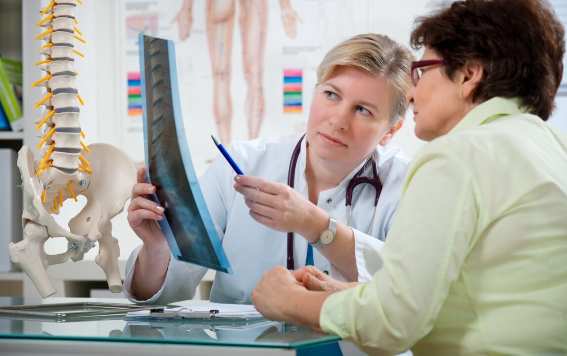el médico da recomendaciones para la osteocondrosis cervical